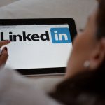 LinkedIn 首席运营官分享如何在工作中巧妙运用 AI