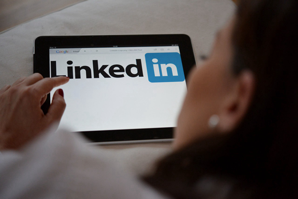 LinkedIn 首席运营官分享如何在工作中巧妙运用 AI