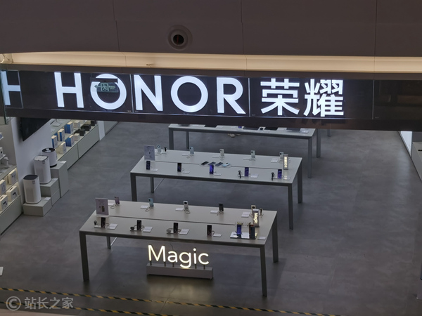 90后占比近四分之一:荣耀38个关键岗位大调整，AI战略全面提速