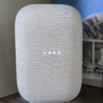 ​Nest 音响现蓝紫渐变灯光，Google Gemini 助手正在测试中