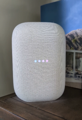 ​Nest 音响现蓝紫渐变灯光，Google Gemini 助手正在测试中